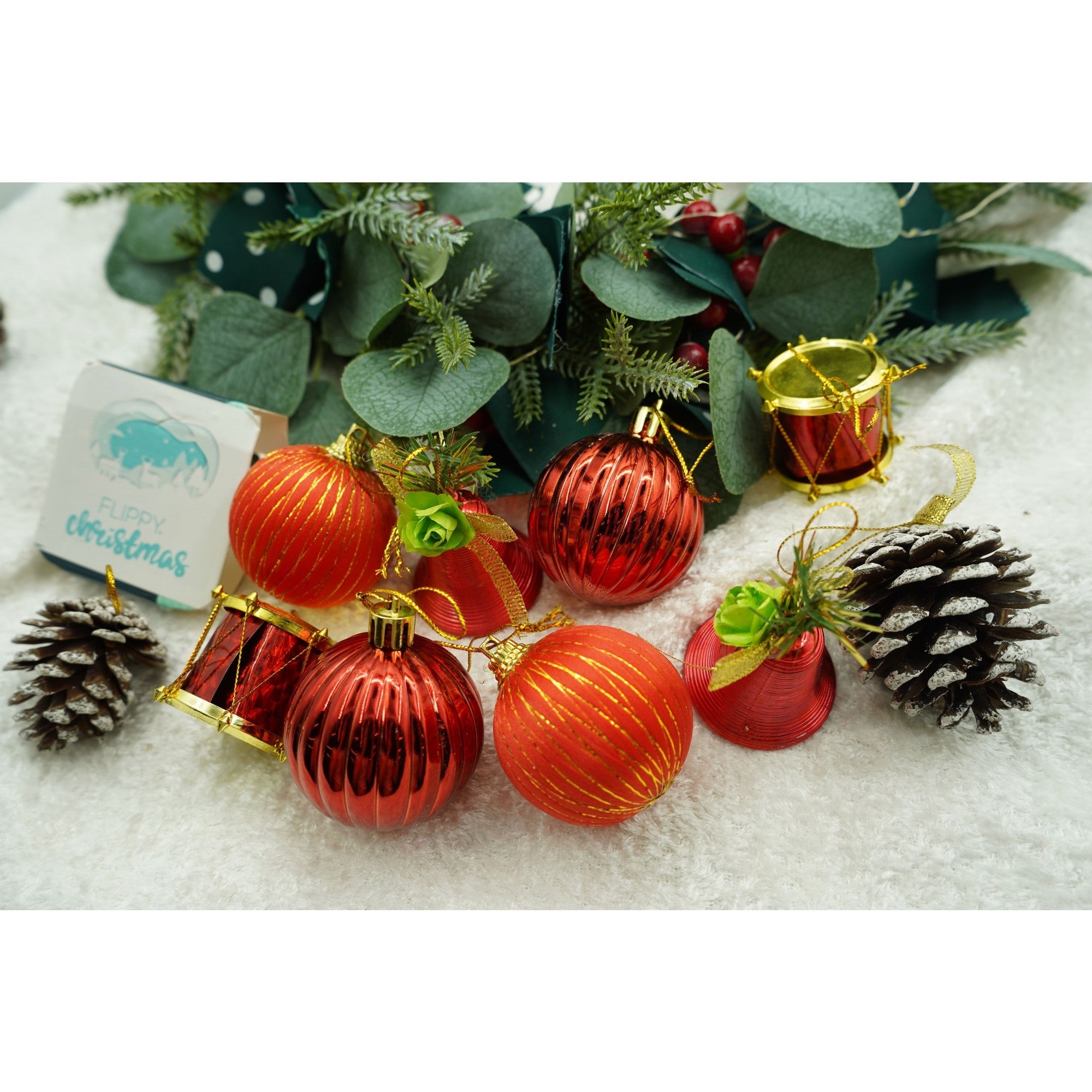 Set de 24 ornamente de brad, de tip Glob, Rosu/ Maro, din polistiren, cu finisaj sclipitor , cutie 5 cm adancime x 29 cm lungime x 19 cm inaltime
