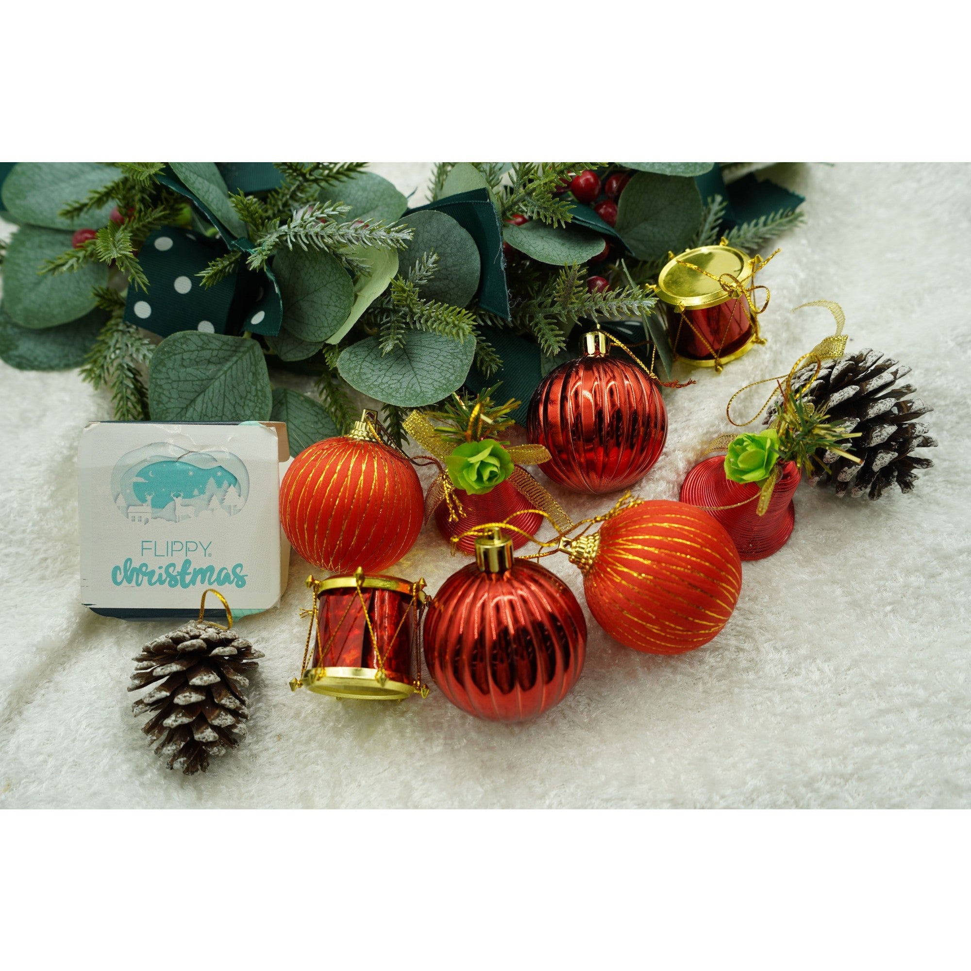 Set de 24 ornamente de brad, de tip Glob, Rosu/ Maro, din polistiren, cu finisaj sclipitor , cutie 5 cm adancime x 29 cm lungime x 19 cm inaltime
