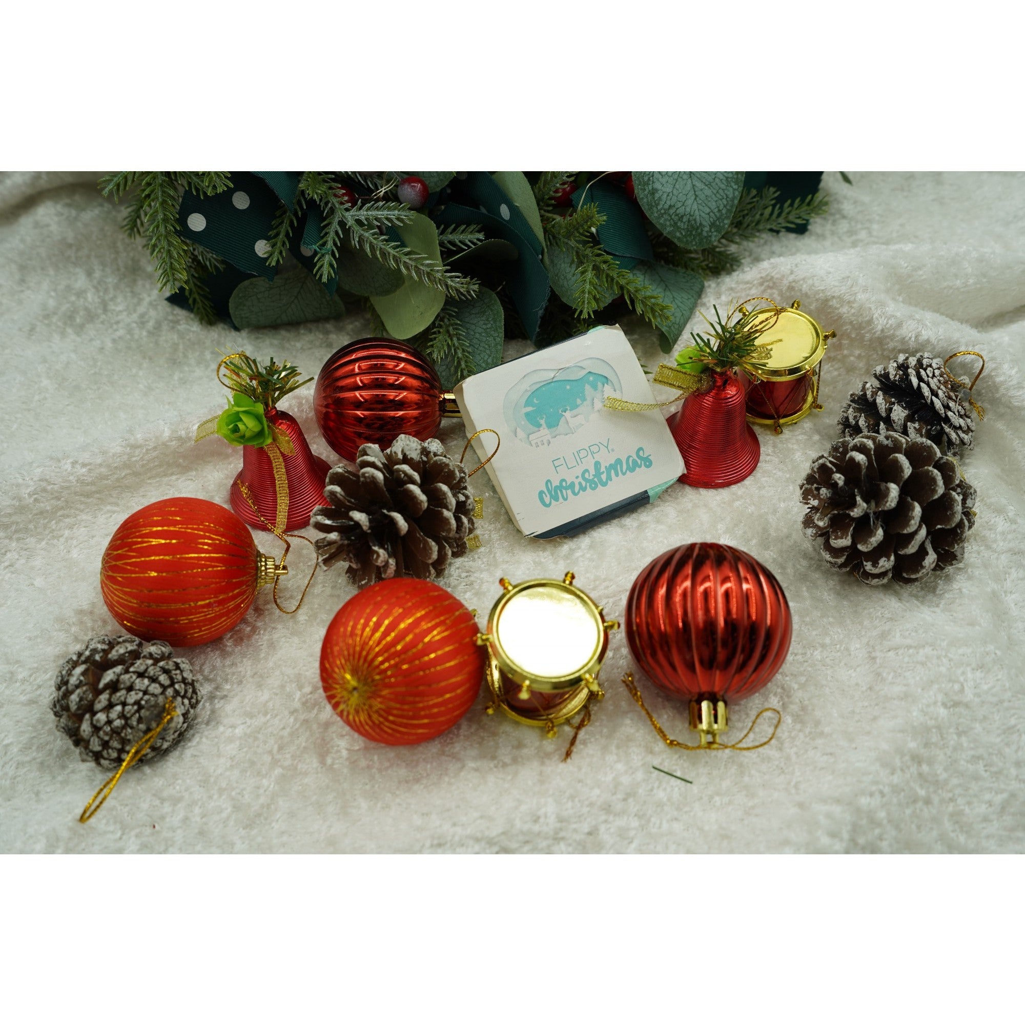 Set de 24 ornamente de brad, de tip Glob, Rosu/ Maro, din polistiren, cu finisaj sclipitor , cutie 5 cm adancime x 29 cm lungime x 19 cm inaltime