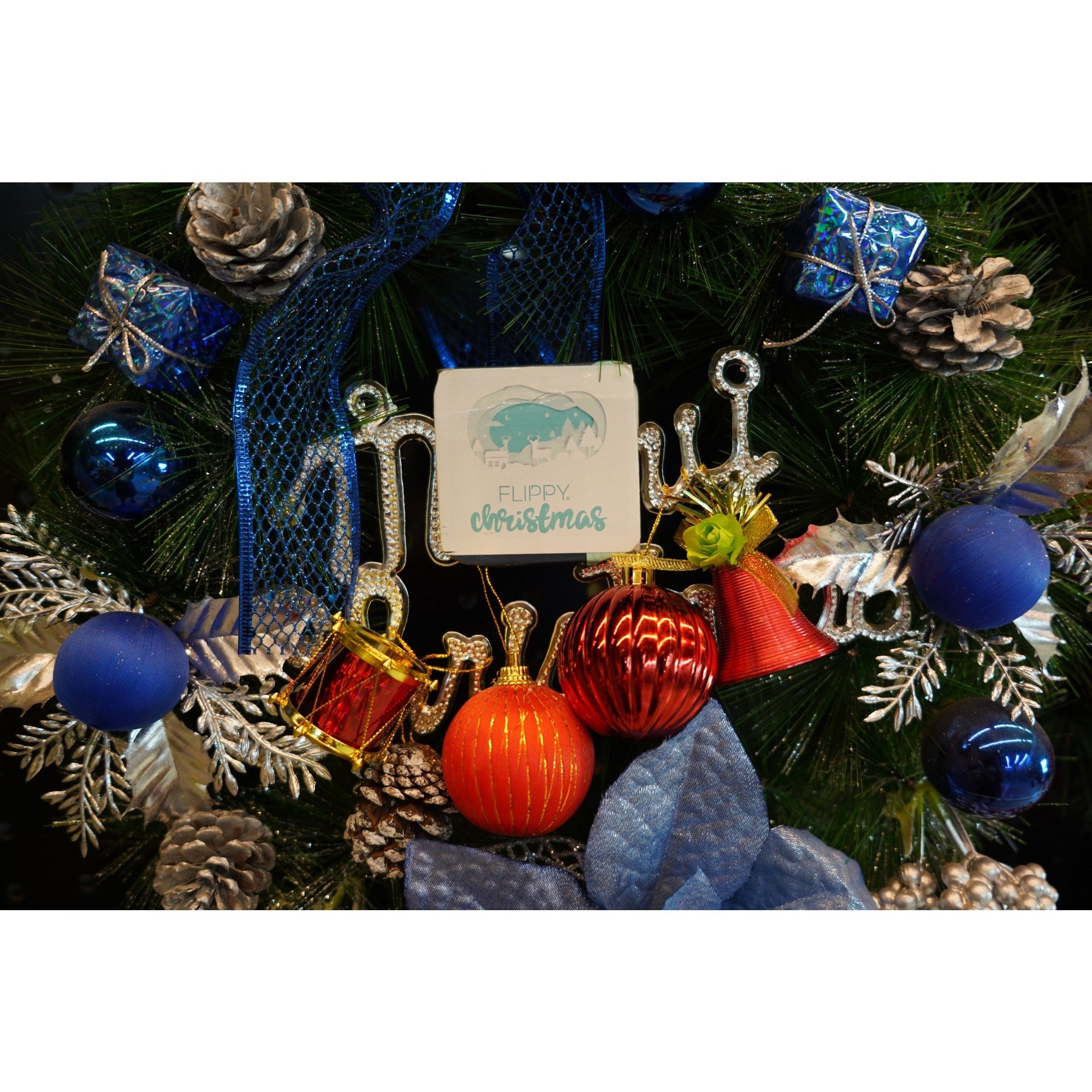 Set de 24 ornamente de brad, de tip Glob, Rosu/ Maro, din polistiren, cu finisaj sclipitor , cutie 5 cm adancime x 29 cm lungime x 19 cm inaltime