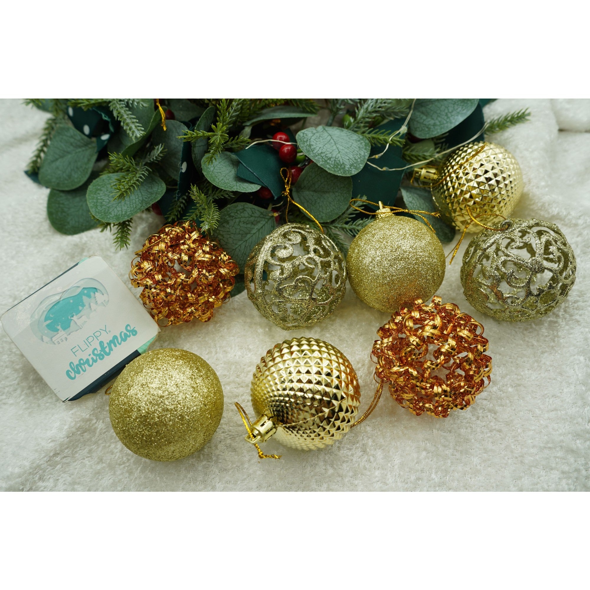Set de 28 ornamente de brad, de tip Glob, Cupru/ Auriu, din polistiren, cu finisaj sclipitor , cutie 18 cm adancime x 22 cm inaltime x 18 cm lungime)