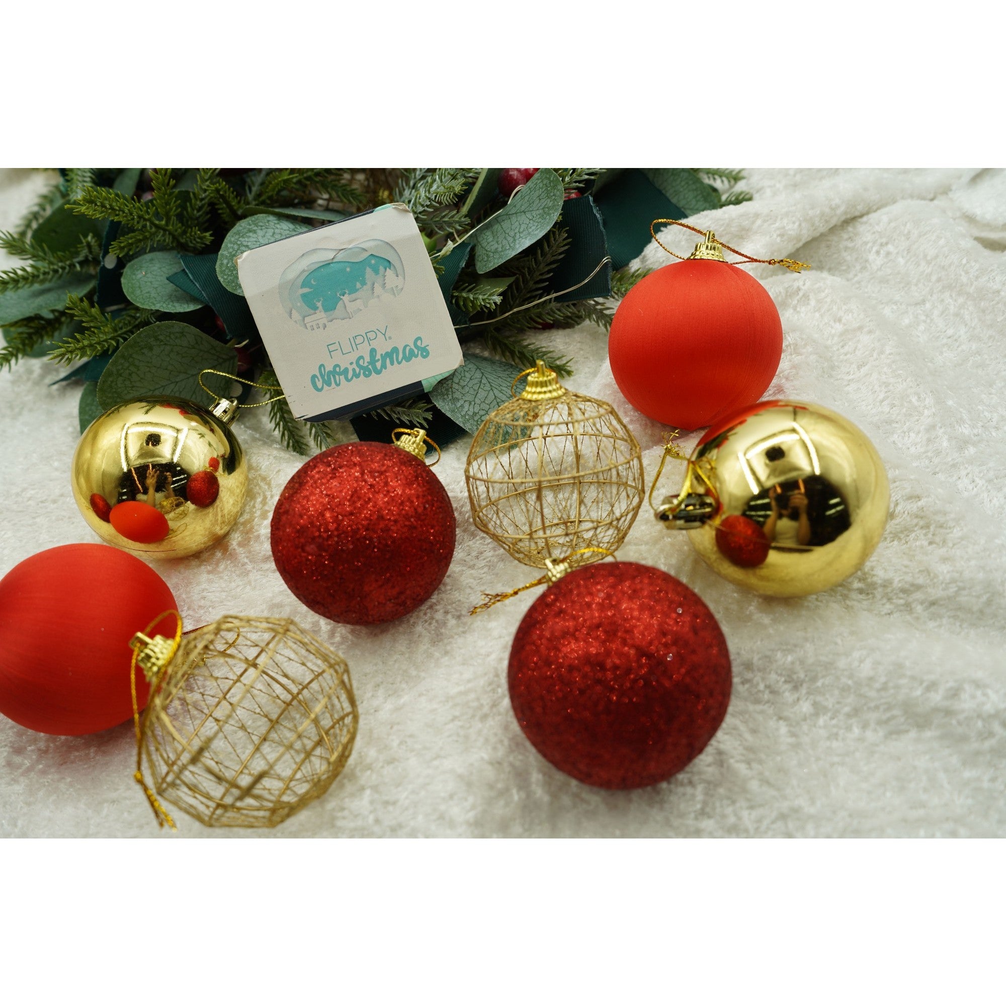 Set de 28 ornamente de brad, de tip Glob, Rosu/ Auriu, din polistiren, cu finisaj sclipitor , cutie 18 cm adancime x 22 cm inaltime x 18 cm lungime)