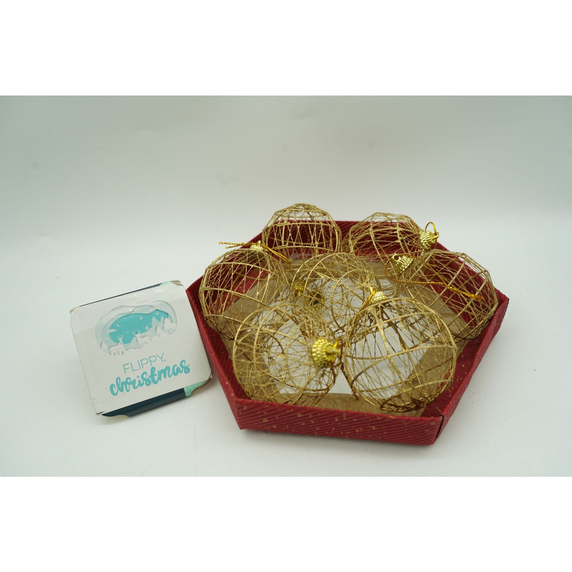 Set de 28 ornamente de brad, de tip Glob, Rosu/ Auriu, din polistiren, cu finisaj sclipitor , cutie 18 cm adancime x 22 cm inaltime x 18 cm lungime)