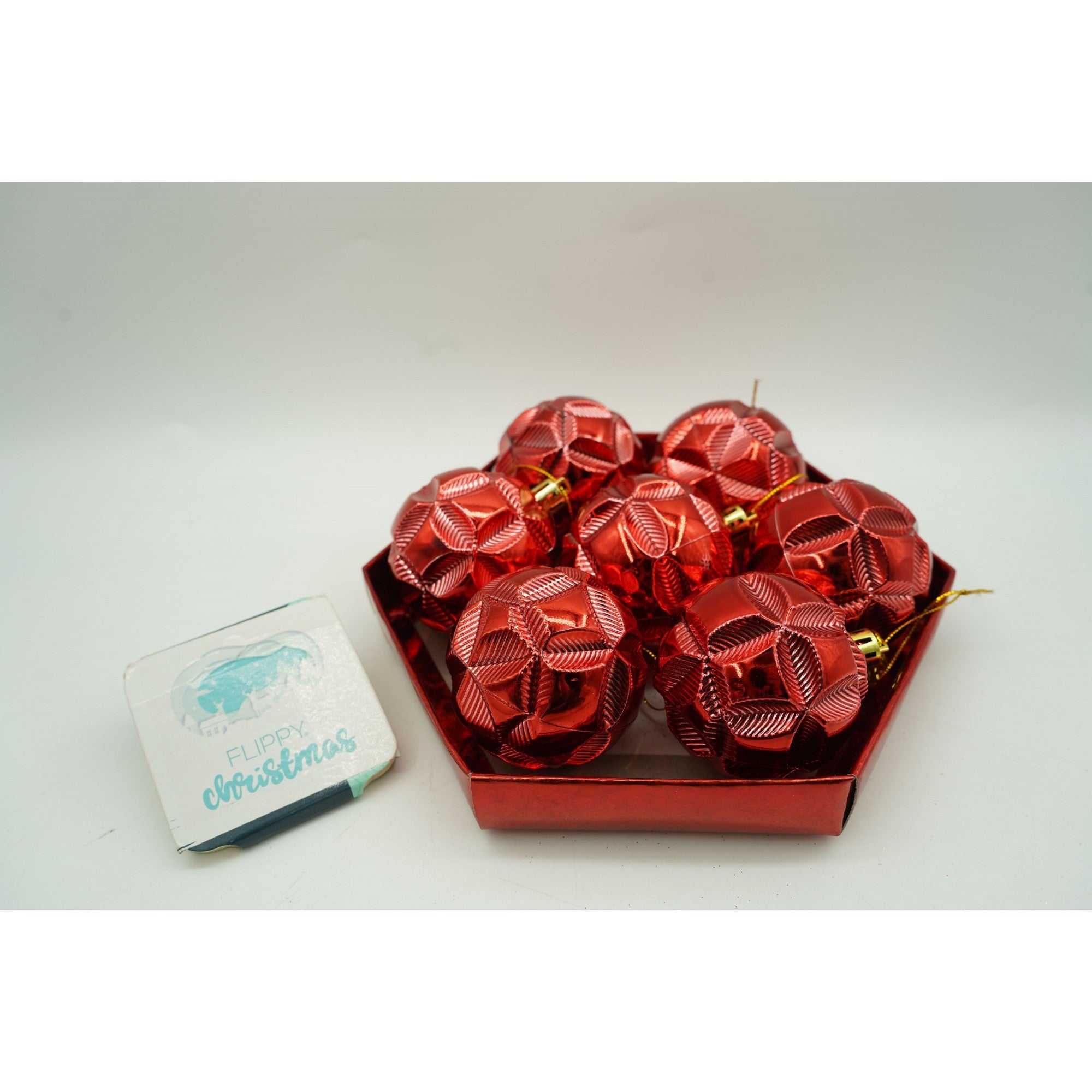 Set de 28 ornamente de brad, de tip Glob, Rosu, din polistiren, cu finisaj sclipitor , cutie 18 cm adancime x 22 cm inaltime x 18 cm lungime)