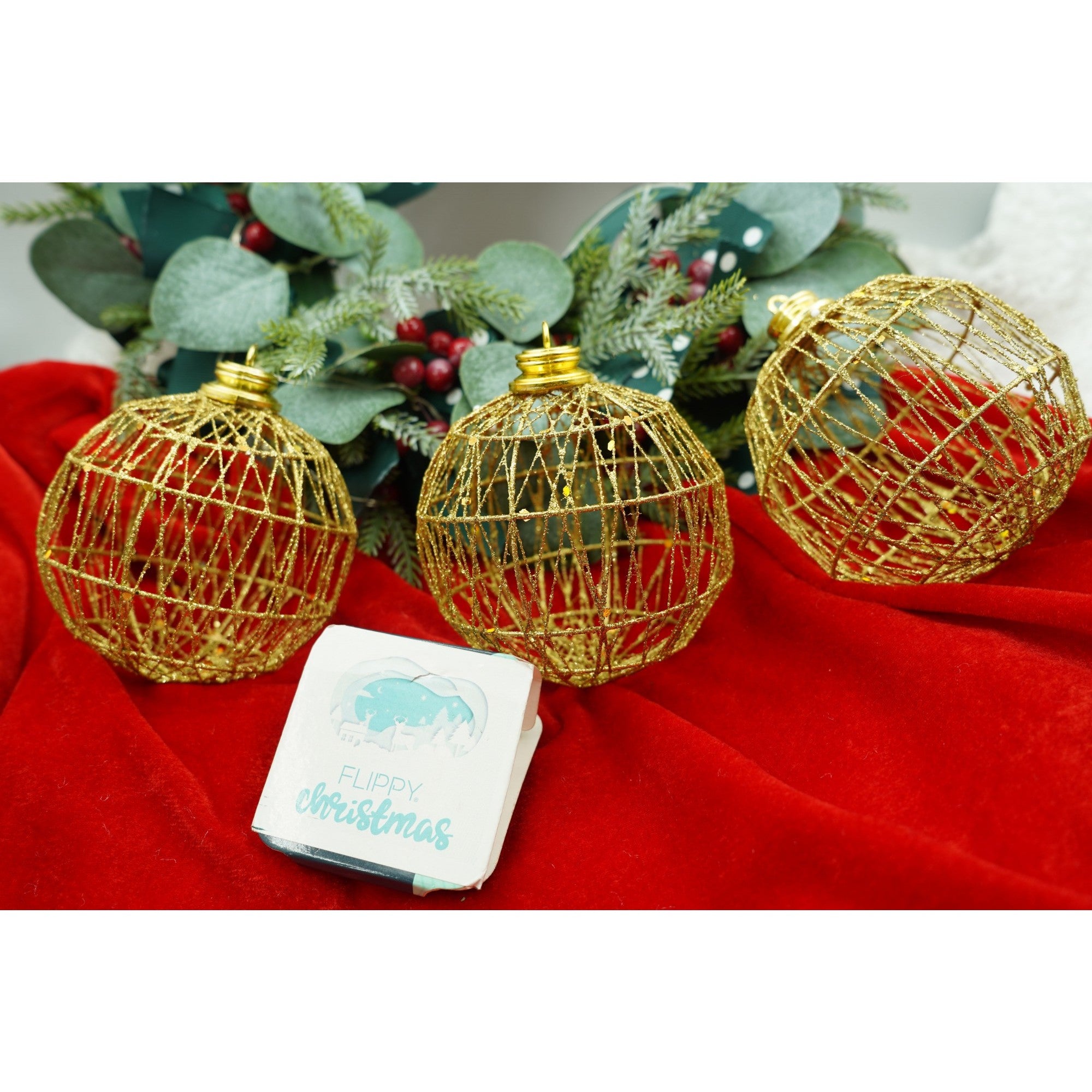 Set de 3 ornamente de brad, de tip Glob, Auriu, cu ø de 10 cm, din metal, cu finisaj sclipitor , cutie 10 cm adancime x 30 cm lungime x 10 cm inaltime