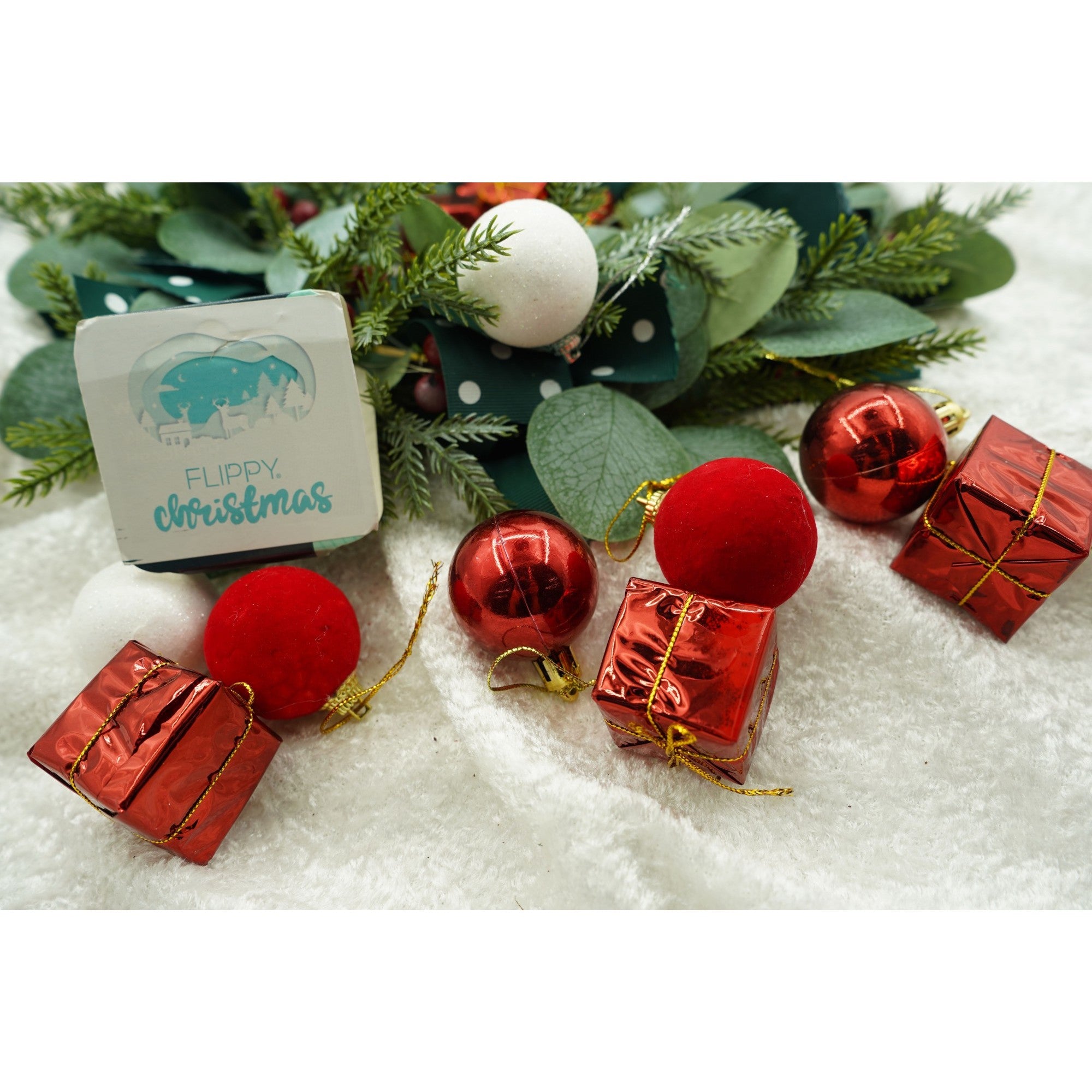Set de 35 ornamente de brad, de tip Glob, Alb/ Rosu, din polistiren, cu finisaj sclipitor , cutie 11 cm adancime x 19 cm inaltime x 11 cm lungime)
