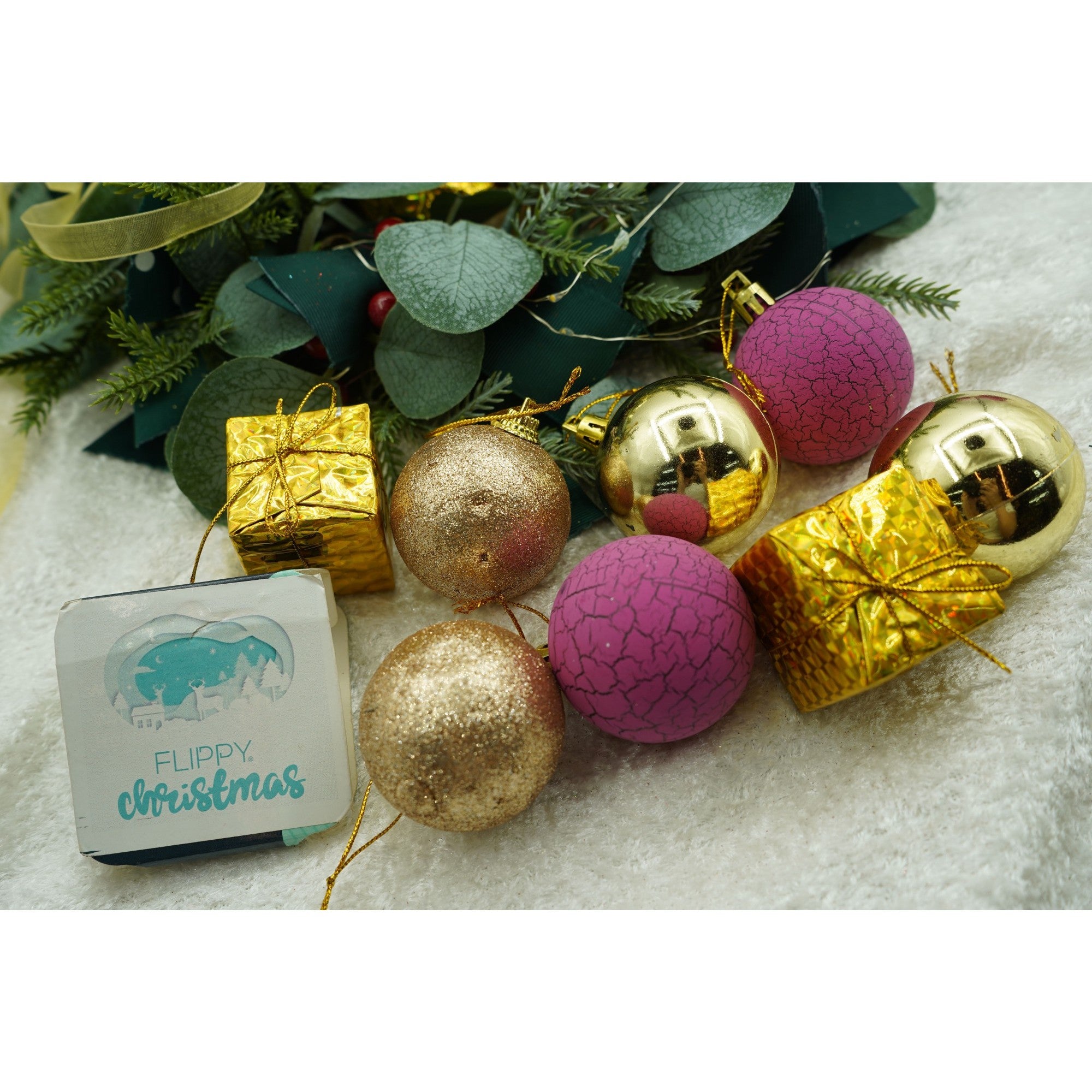 Set de 35 ornamente de brad, de tip Glob, Auriu/ Mov, din polistiren, cu finisaj sclipitor , cutie 14 cm adancime x 23 cm inaltime x 14 cm lungime)