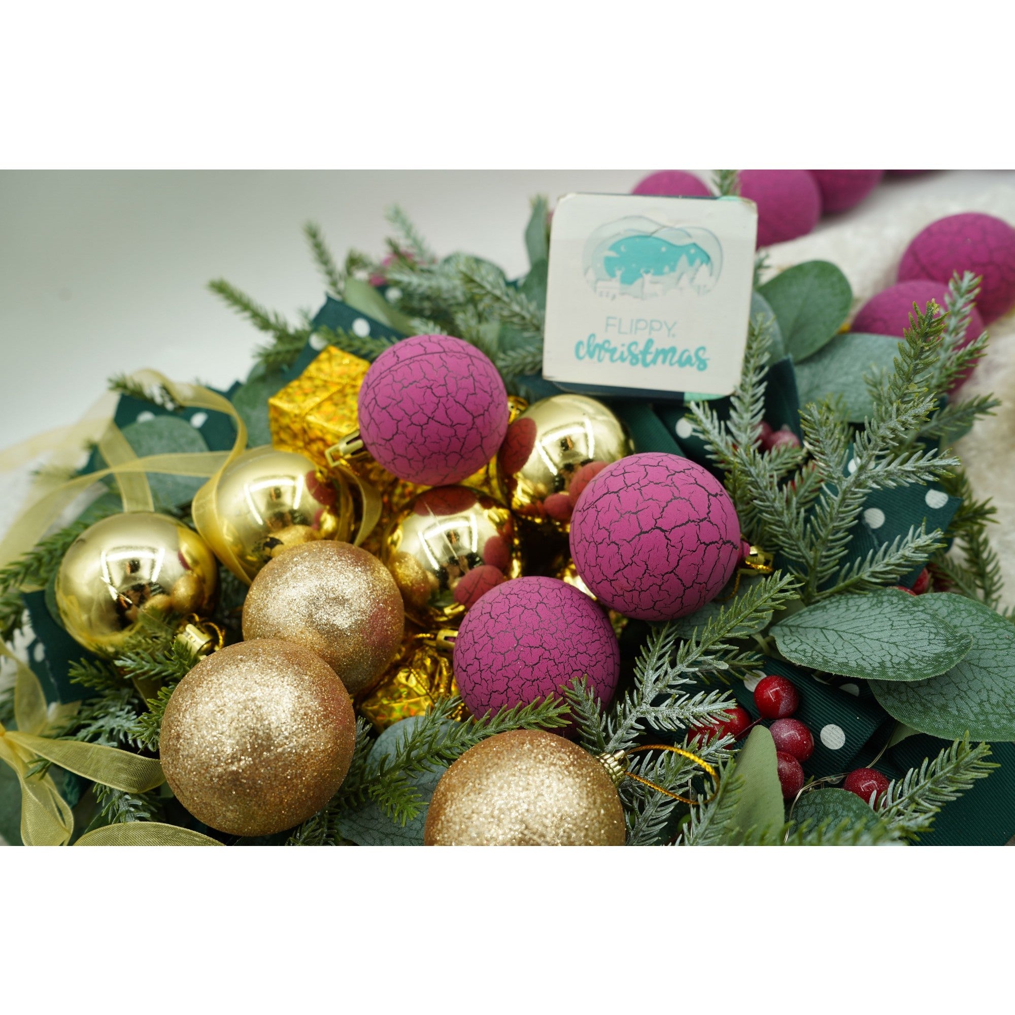Set de 35 ornamente de brad, de tip Glob, Auriu/ Mov, din polistiren, cu finisaj sclipitor , cutie 14 cm adancime x 23 cm inaltime x 14 cm lungime)