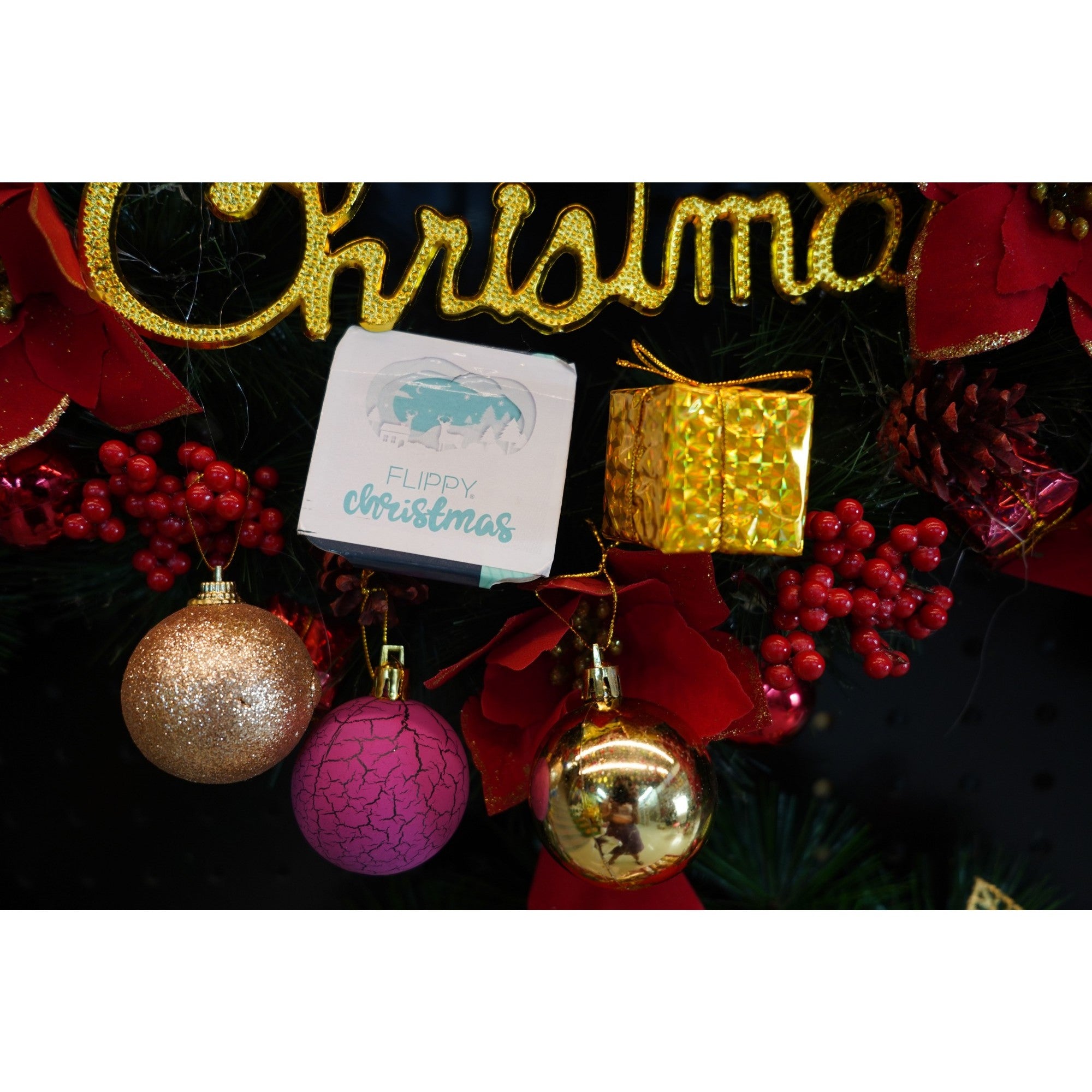 Set de 35 ornamente de brad, de tip Glob, Auriu/ Mov, din polistiren, cu finisaj sclipitor , cutie 14 cm adancime x 23 cm inaltime x 14 cm lungime)