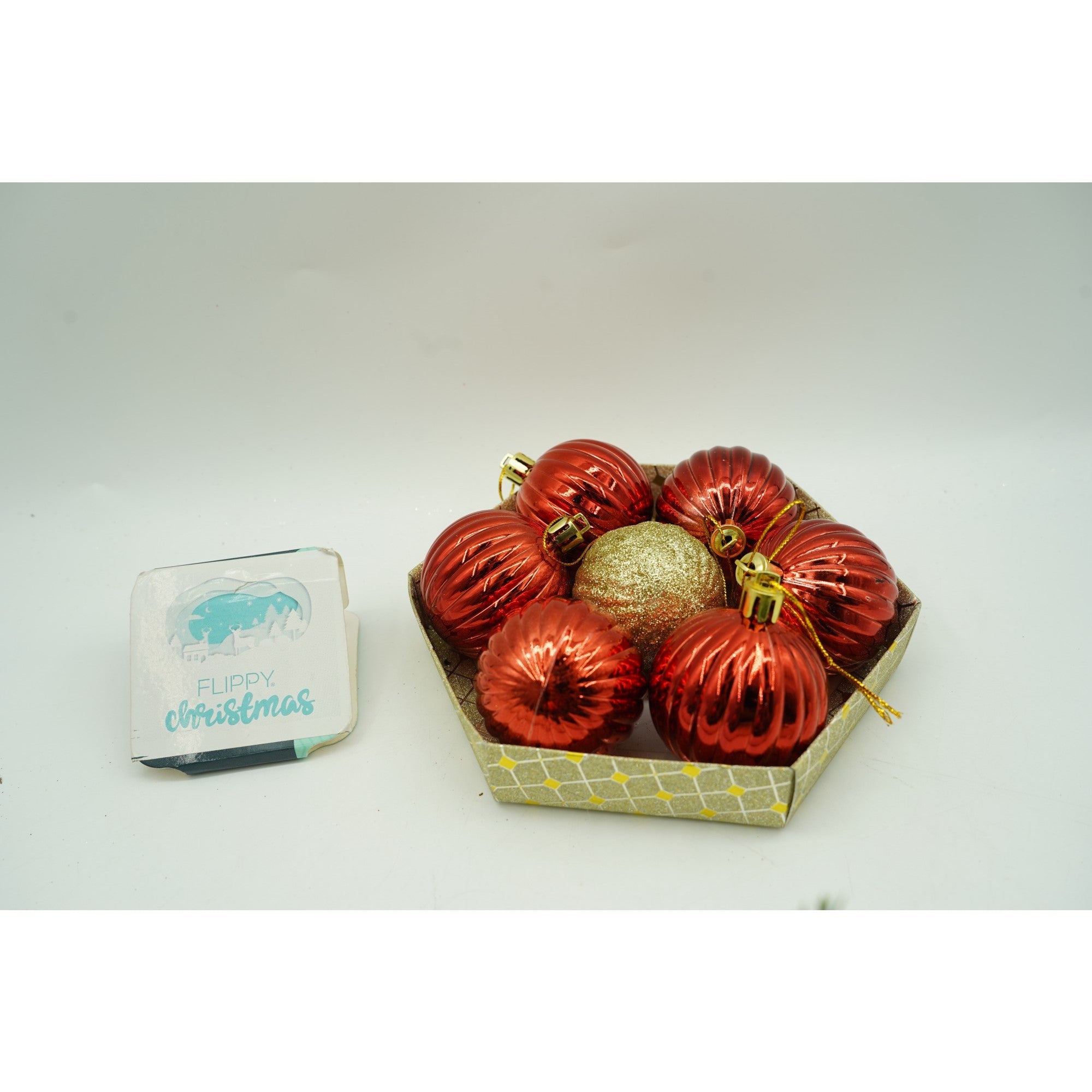 Set de 35 ornamente de brad, de tip Glob, Multicolor, din polistiren, cu finisaj sclipitor , cutie 14 cm adancime x 23 cm inaltime x 14 cm lungime)