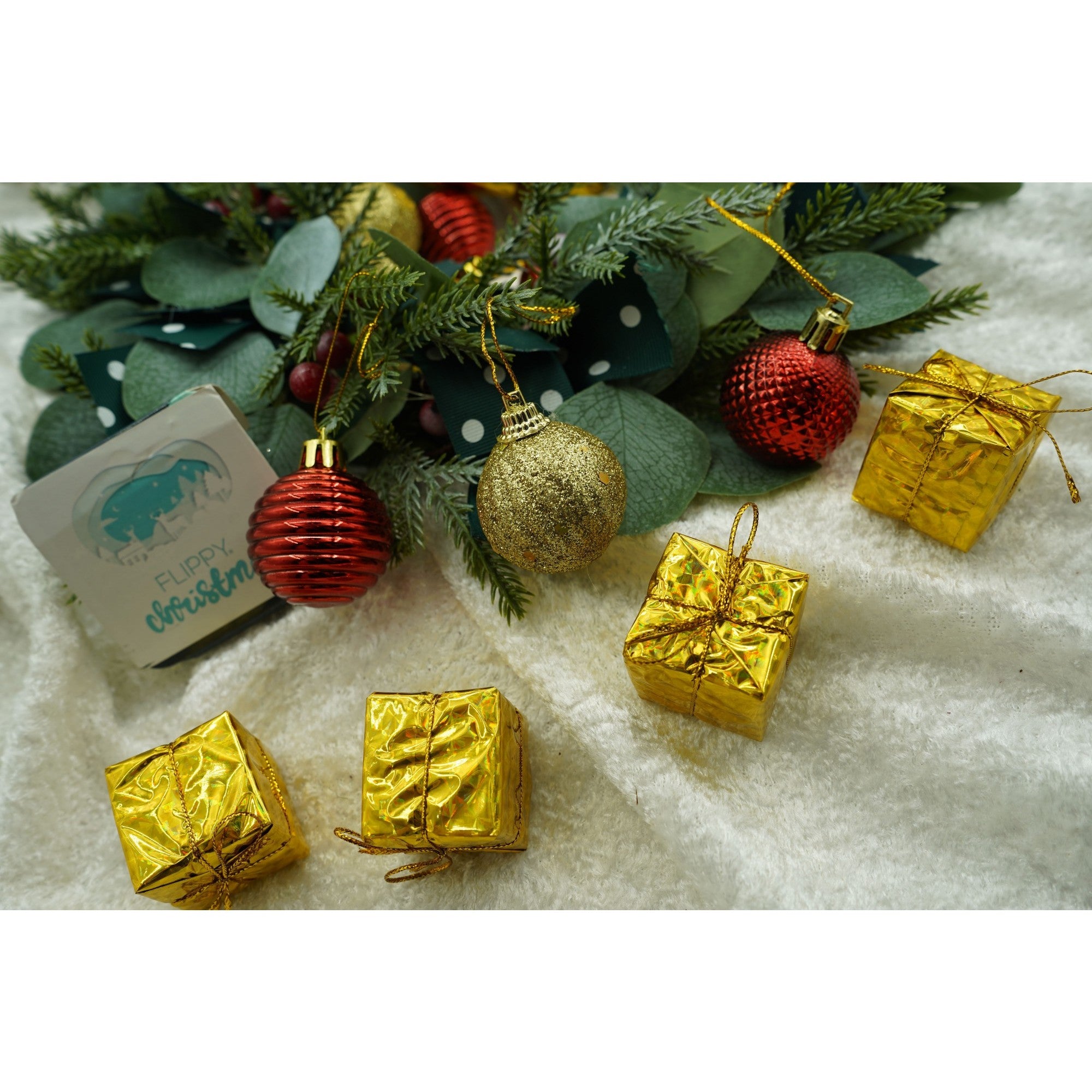 Set de 35 ornamente de brad, de tip Glob, Rosu/ Auriu, din polistiren, cu finisaj sclipitor , cutie 11 cm adancime x 19 cm inaltime x 11 cm lungime)