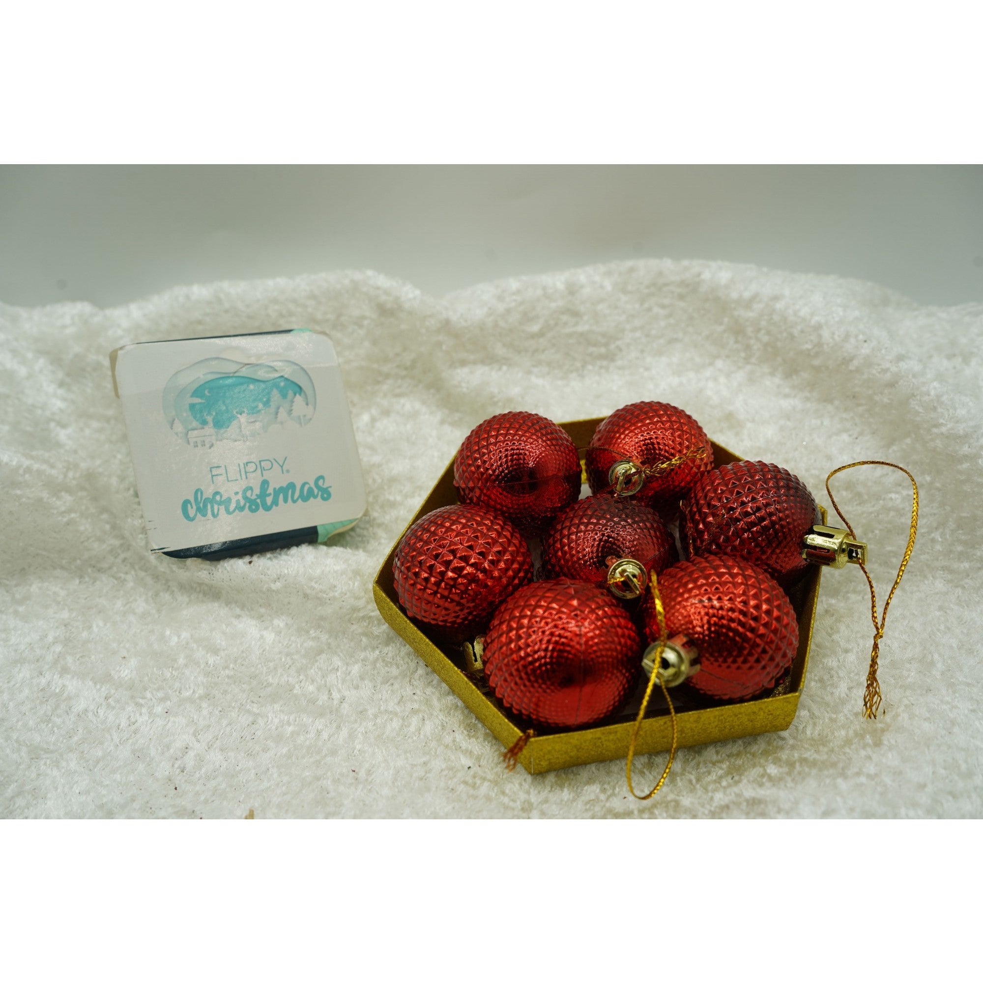Set de 35 ornamente de brad, de tip Glob, Rosu/ Auriu, din polistiren, cu finisaj sclipitor , cutie 11 cm adancime x 19 cm inaltime x 11 cm lungime)