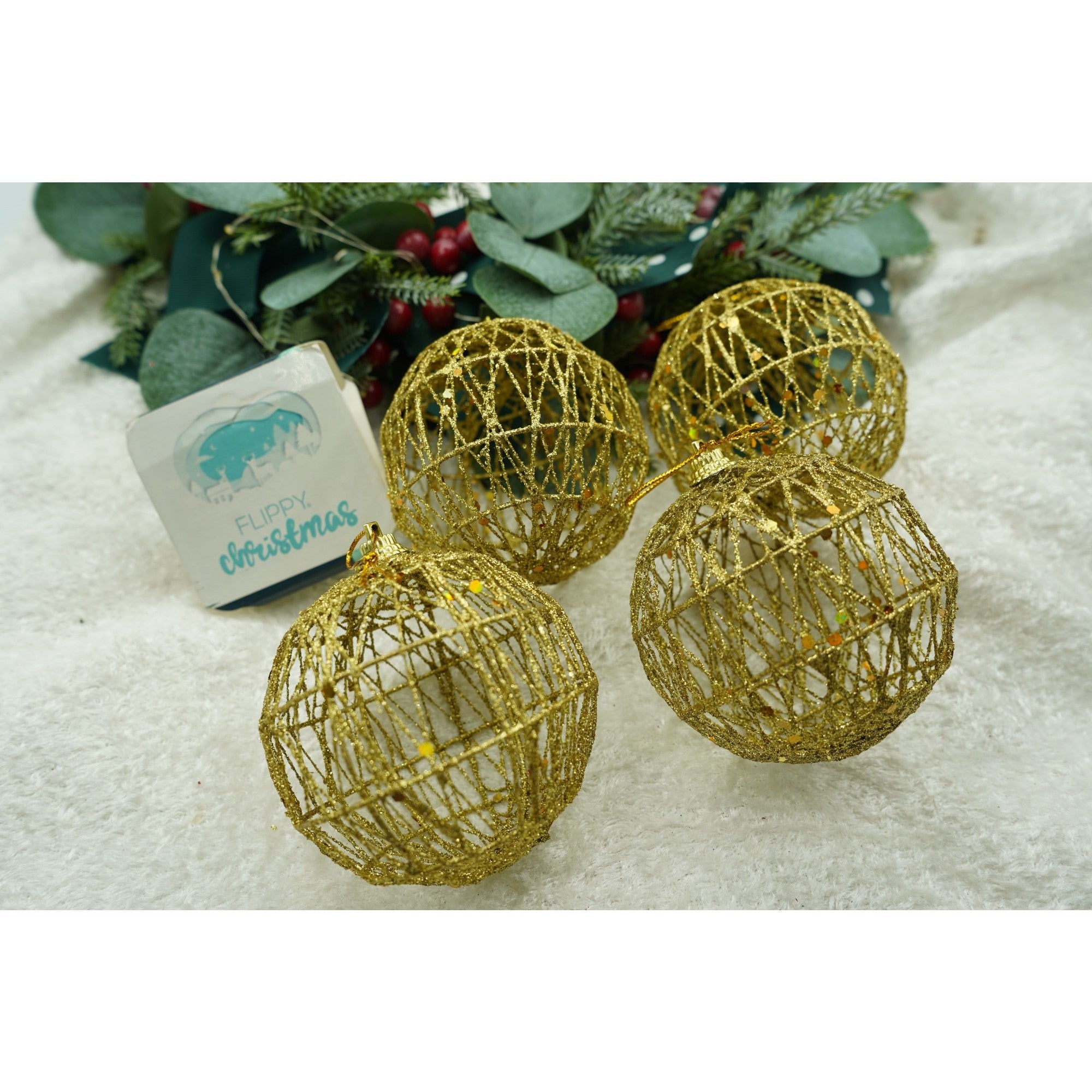 Set de 4 ornamente de brad, de tip Glob, Auriu, cu ø de 8 cm, din metal, cu finisaj sclipitor , cutie 8 cm adancime x 32 cm lungime x 8 cm inaltime
