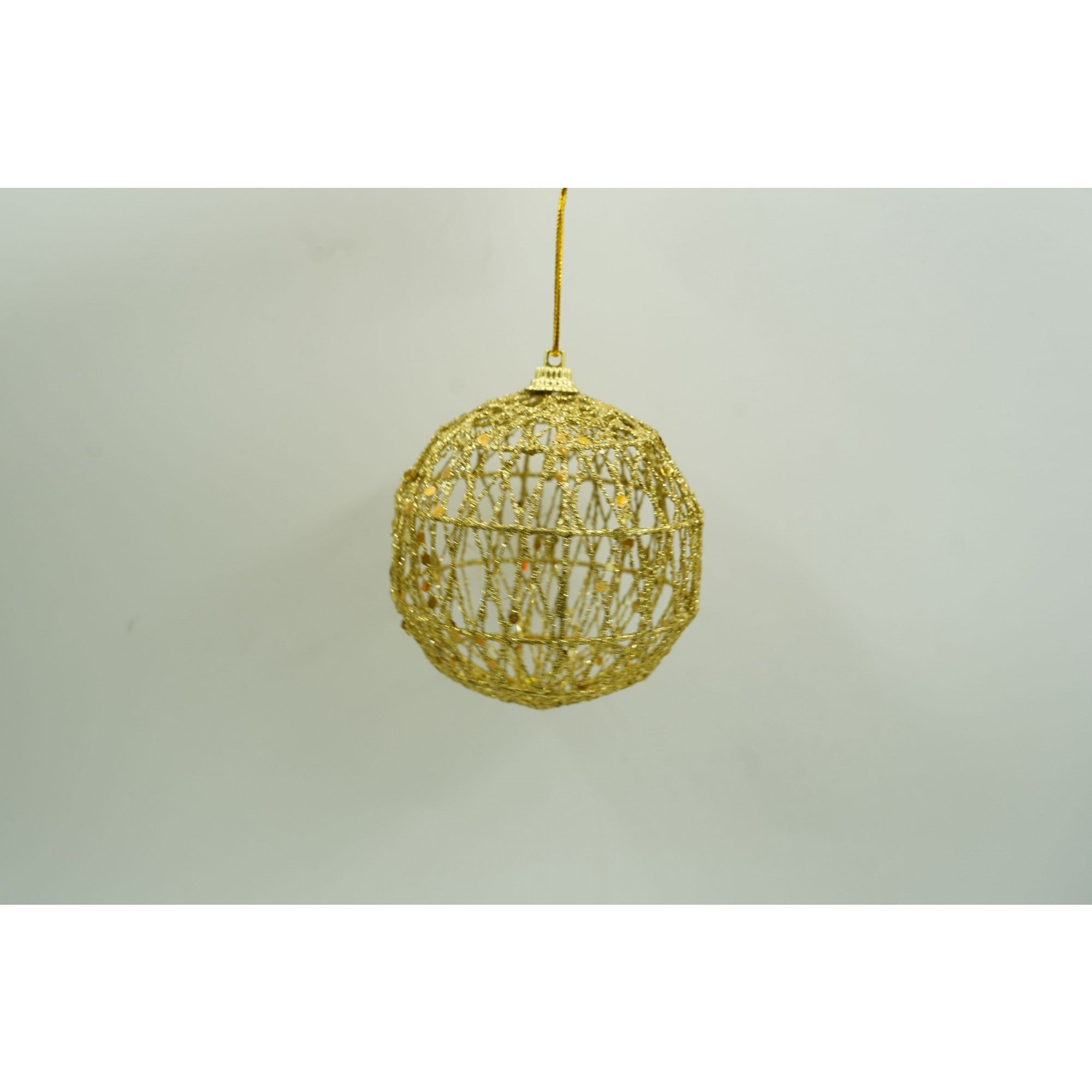 Set de 4 ornamente de brad, de tip Glob, Auriu, cu ø de 8 cm, din metal, cu finisaj sclipitor , cutie 8 cm adancime x 32 cm lungime x 8 cm inaltime