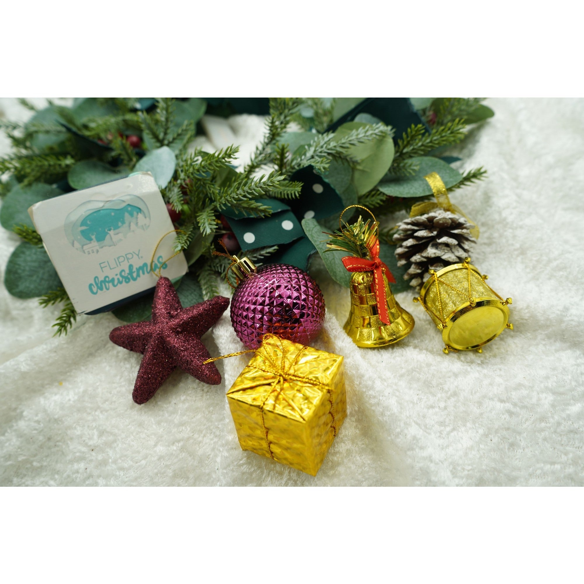 Set de 50 ornamente de brad, de tip Glob, Rosu/ Auriu, din plastic, cu finisaj sclipitor , cutie 18 cm lungime x 12 cm adancime x 18 cm inaltime