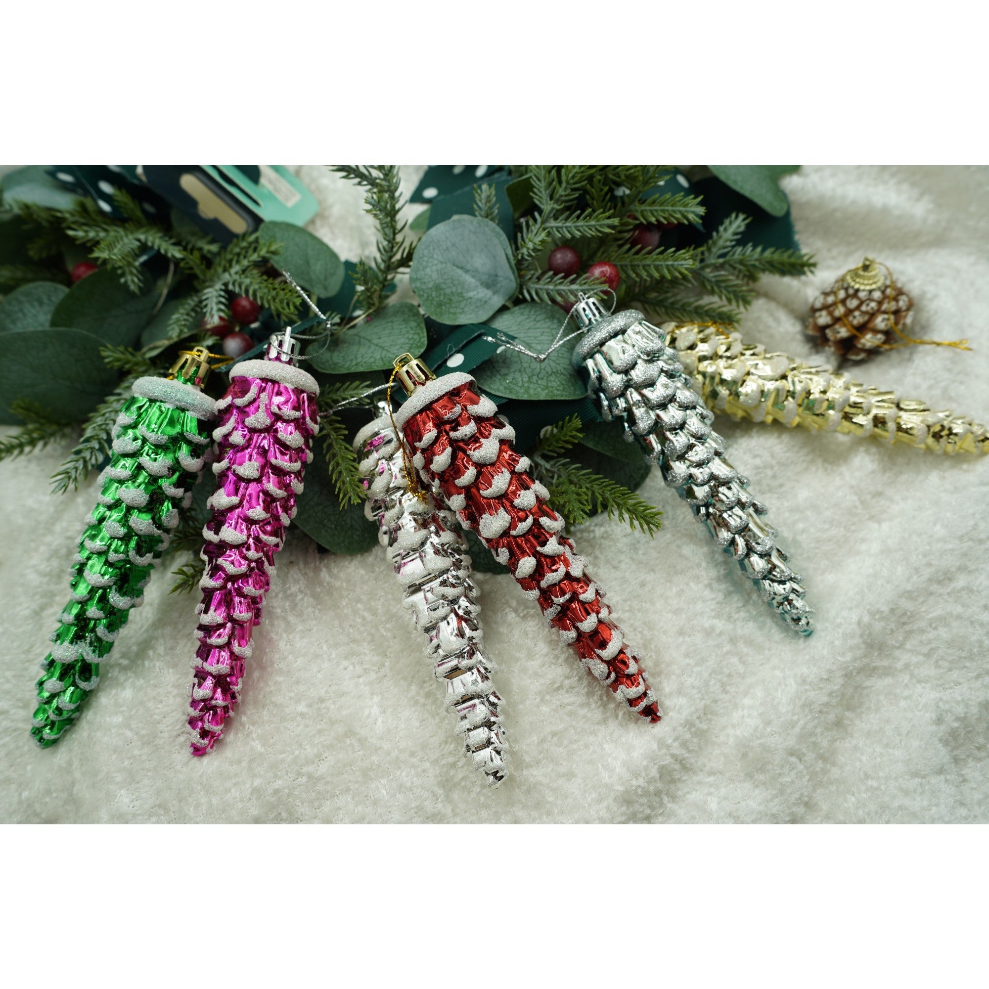 Set de 6 ornamente de brad, de tip Con de brad, Multicolor, cu ø de 3*3 cm, din plastic, cu finisaj sclipitor , cutie 14 cm inaltime x 14.7 cm lungime x 3.5 cm adancime