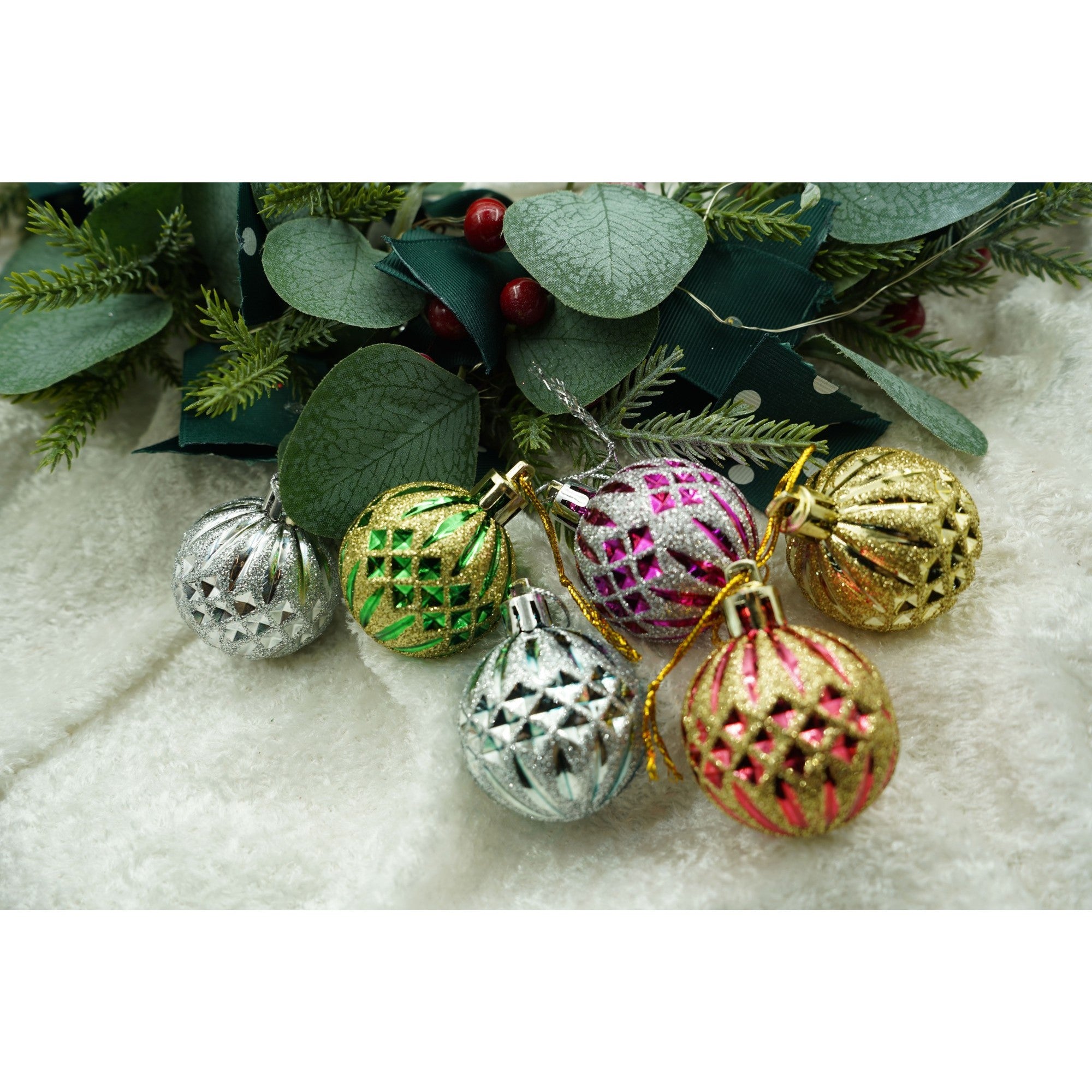 Set de 6 ornamente de brad, de tip Glob, Multicolor, cu ø de 4 cm, din plastic, cu finisaj sclipitor , cutie 12 cm inaltime x 8 cm lungime x 4 cm adancime
