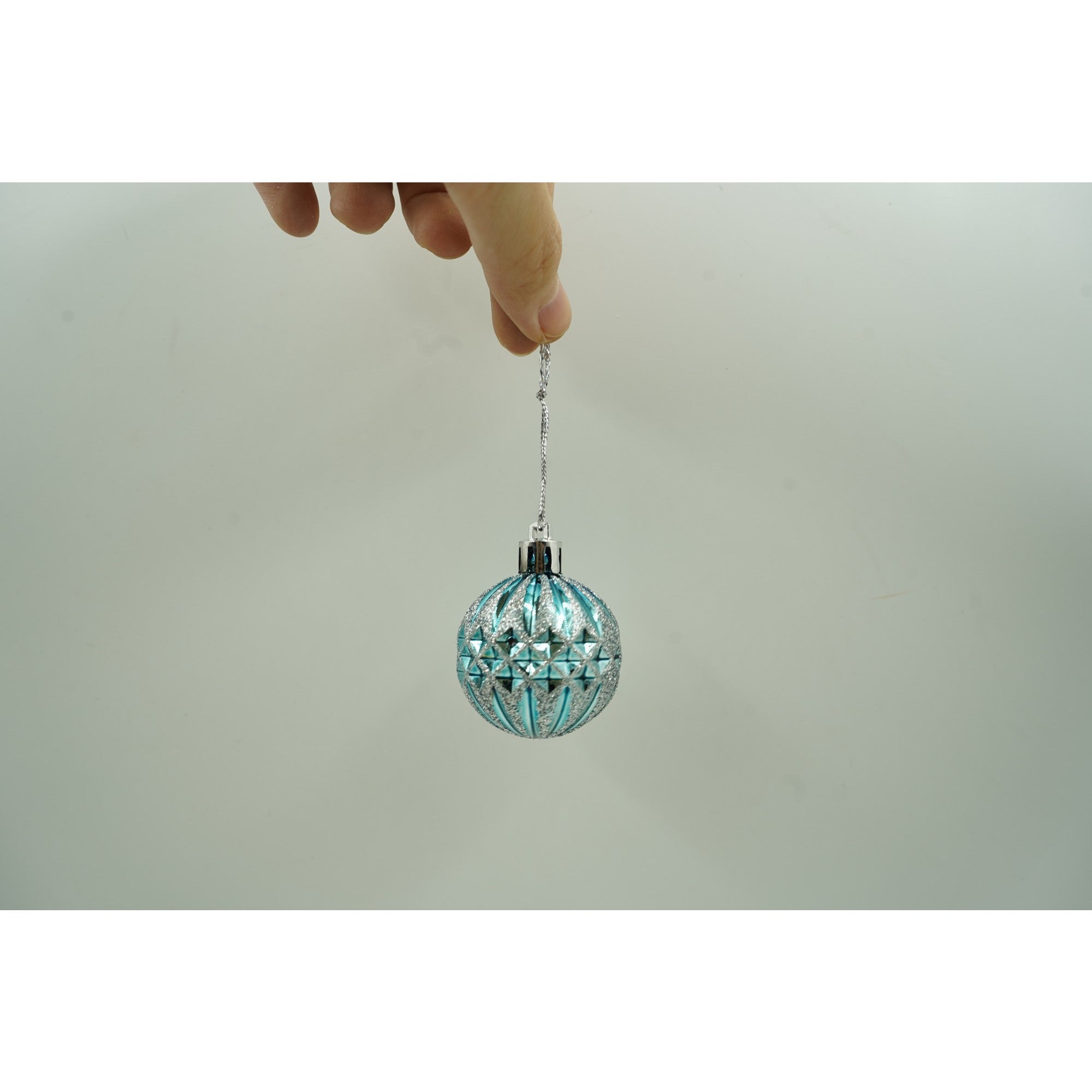 Set de 6 ornamente de brad, de tip Glob, Multicolor, cu ø de 4 cm, din plastic, cu finisaj sclipitor , cutie 12 cm inaltime x 8 cm lungime x 4 cm adancime