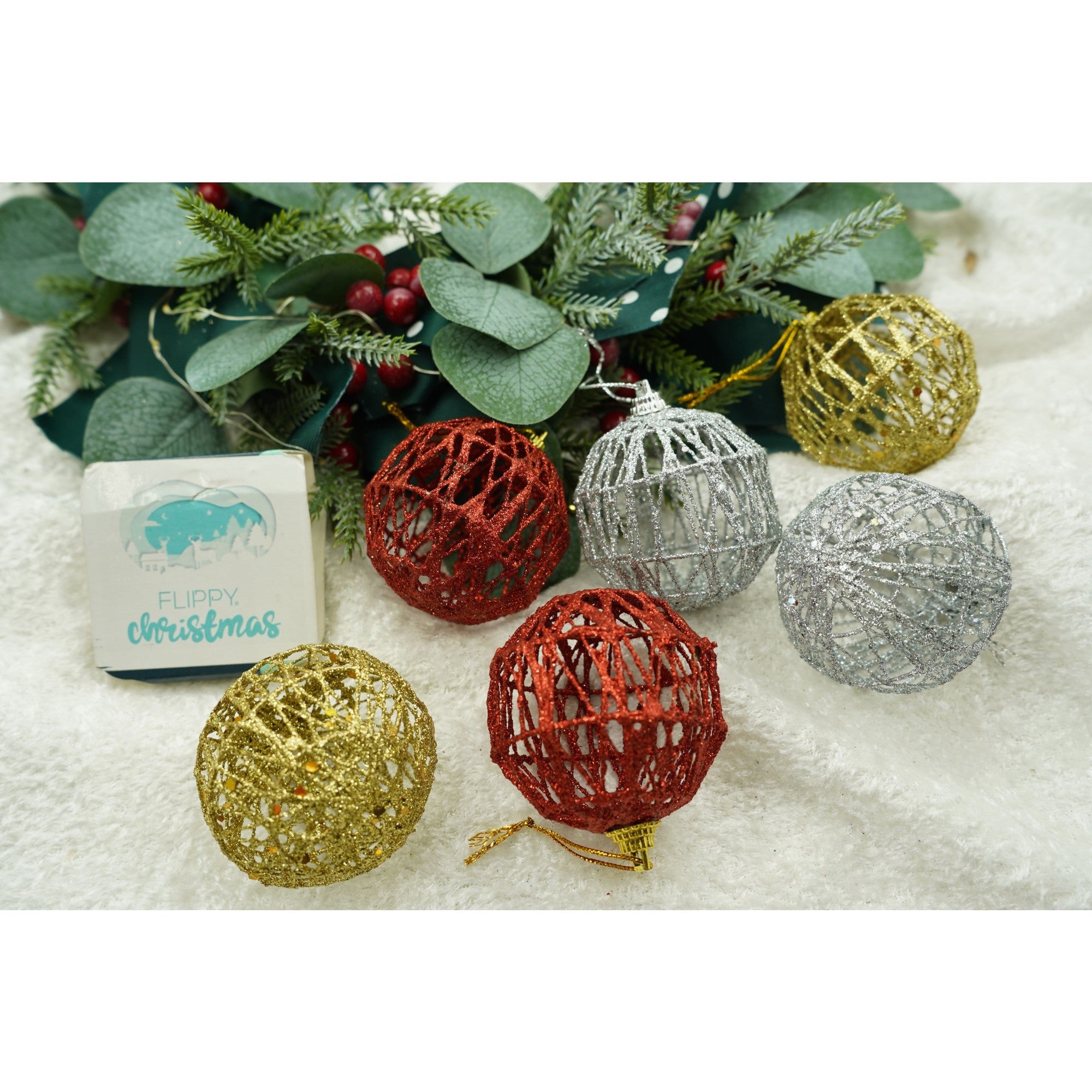 Set de 6 ornamente de brad, de tip Glob, Multicolor, cu ø de 6 cm, din metal, cu finisaj sclipitor , cutie 6 cm adancime x 34 cm lungime x 6 cm inaltime