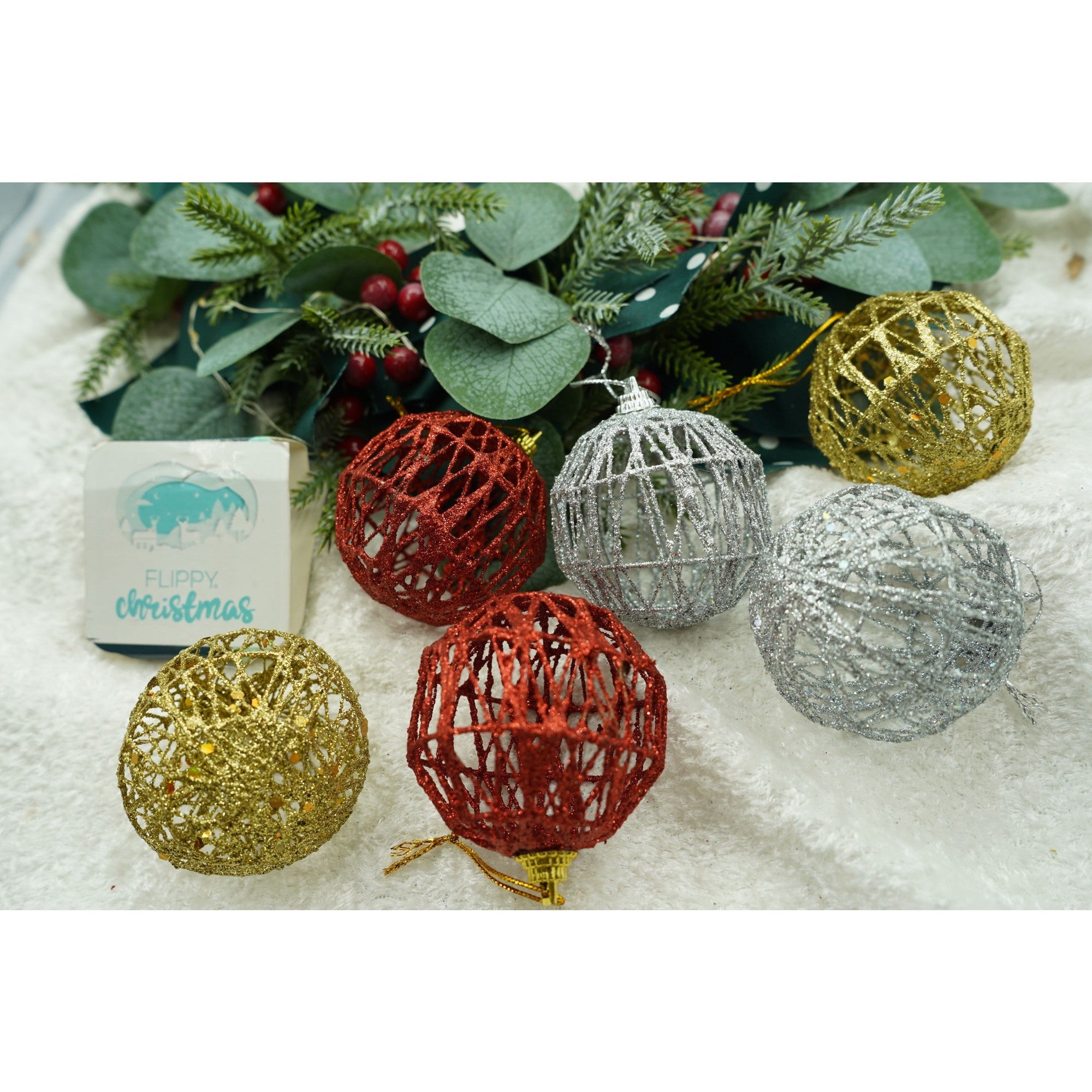 Set de 6 ornamente de brad, de tip Glob, Multicolor, cu ø de 6 cm, din metal, cu finisaj sclipitor , cutie 6 cm adancime x 34 cm lungime x 6 cm inaltime