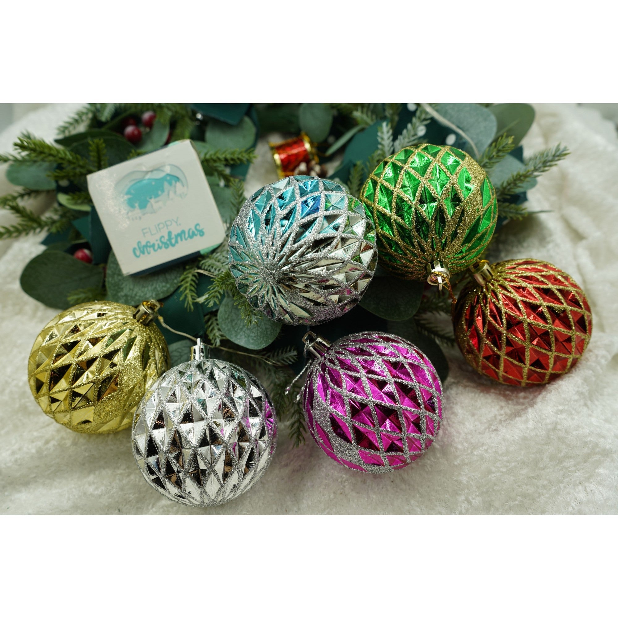 Set de 6 ornamente de brad, de tip Glob, Multicolor, cu ø de 8 cm, din plastic, cu finisaj sclipitor , cutie 24 cm inaltime x 16 cm lungime x 8 cm adancime