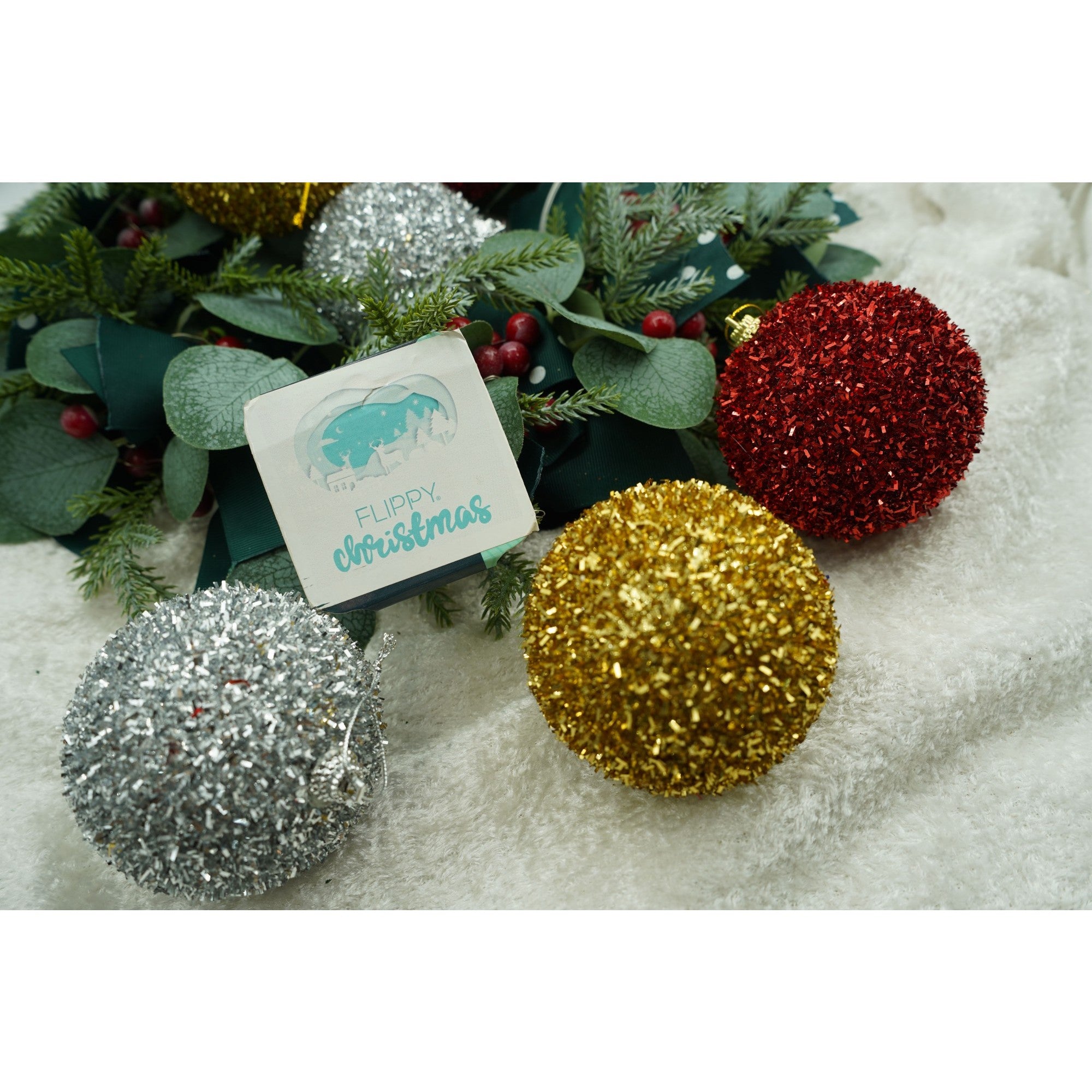 Set de 6 ornamente de brad, de tip Glob, Multicolor, cu ø de 8 cm, din polistiren, cu finisaj sclipitor , cutie 16 cm inaltime x 24 cm lungime x 8 cm adancime
