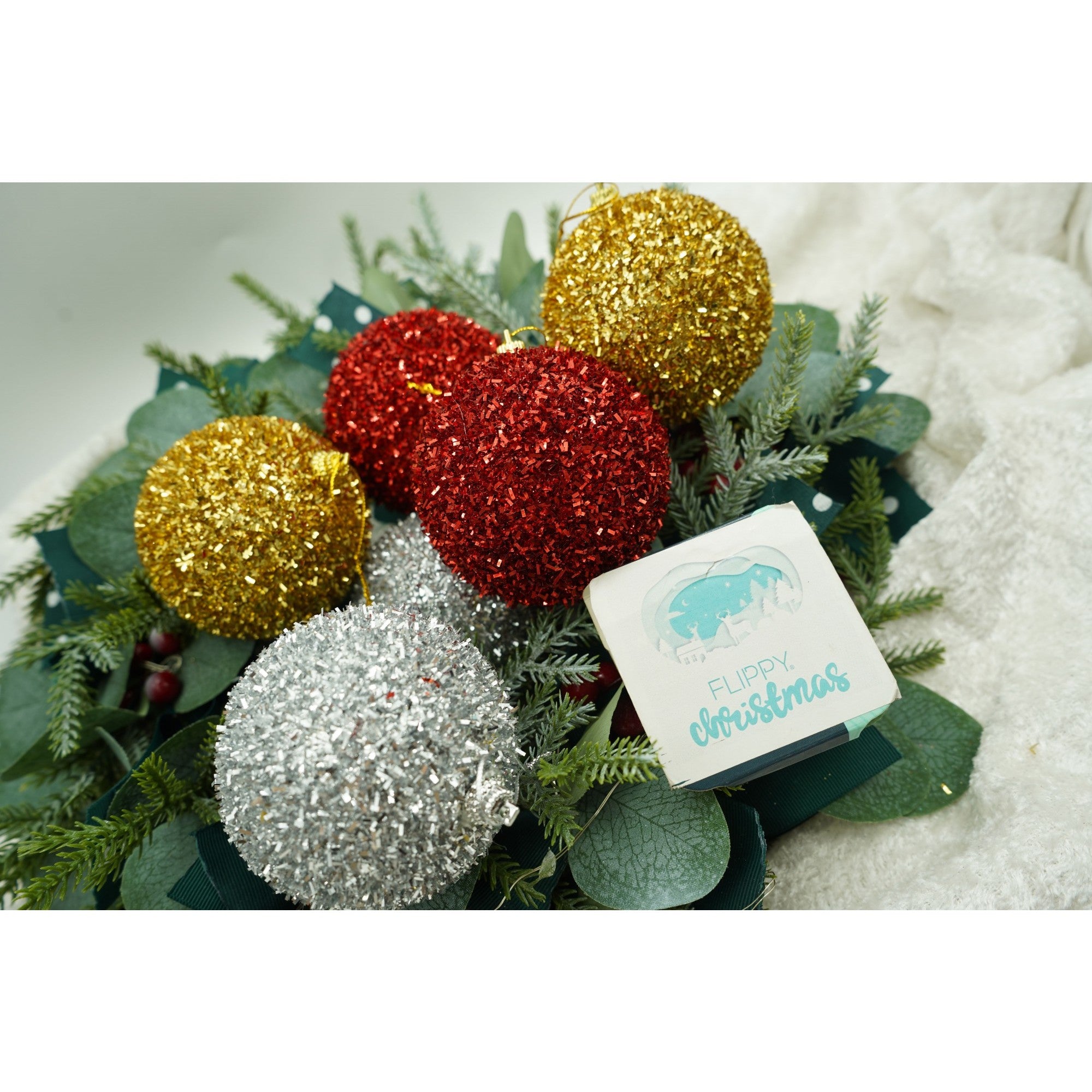 Set de 6 ornamente de brad, de tip Glob, Multicolor, cu ø de 8 cm, din polistiren, cu finisaj sclipitor , cutie 16 cm inaltime x 24 cm lungime x 8 cm adancime