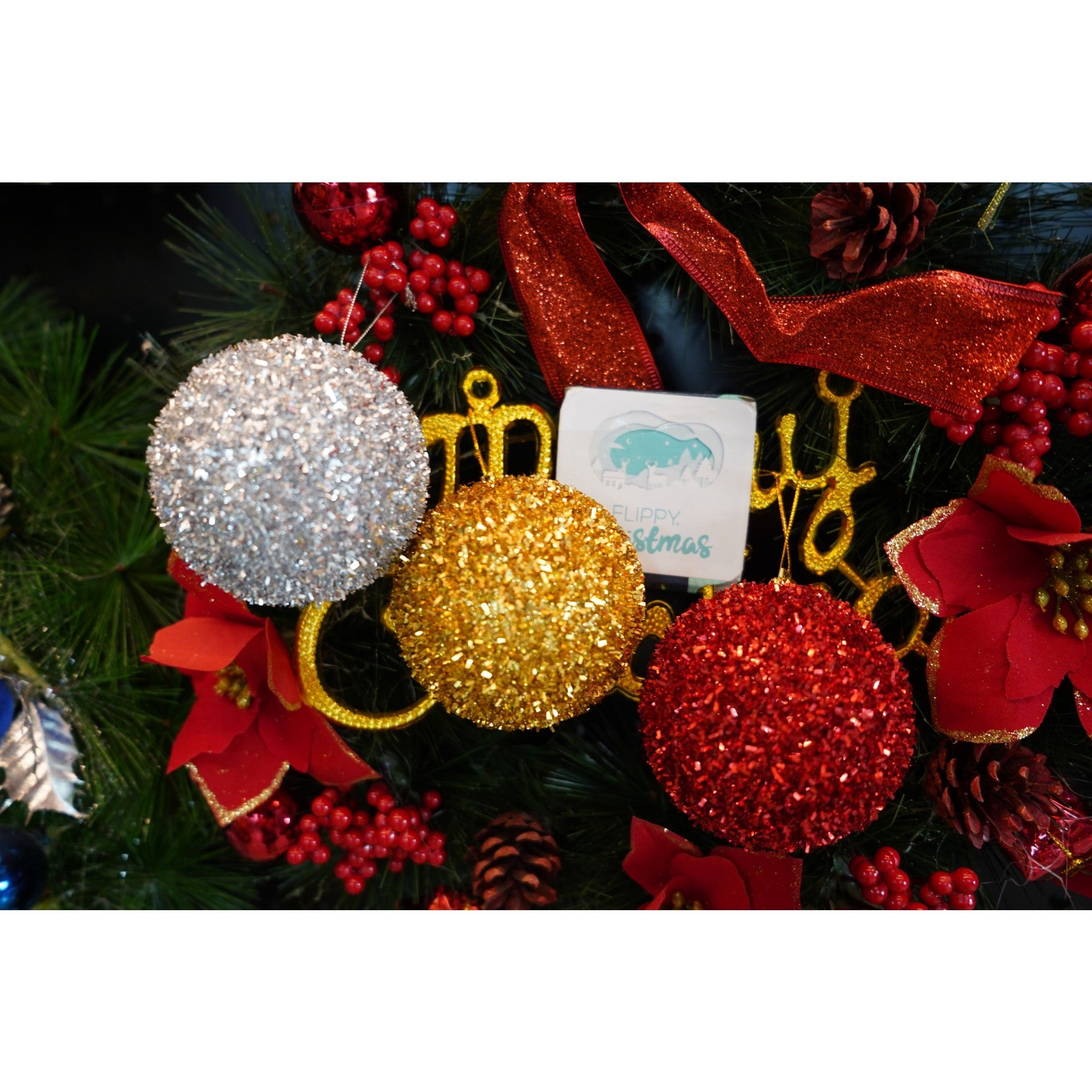 Set de 6 ornamente de brad, de tip Glob, Multicolor, cu ø de 8 cm, din polistiren, cu finisaj sclipitor , cutie 16 cm inaltime x 24 cm lungime x 8 cm adancime