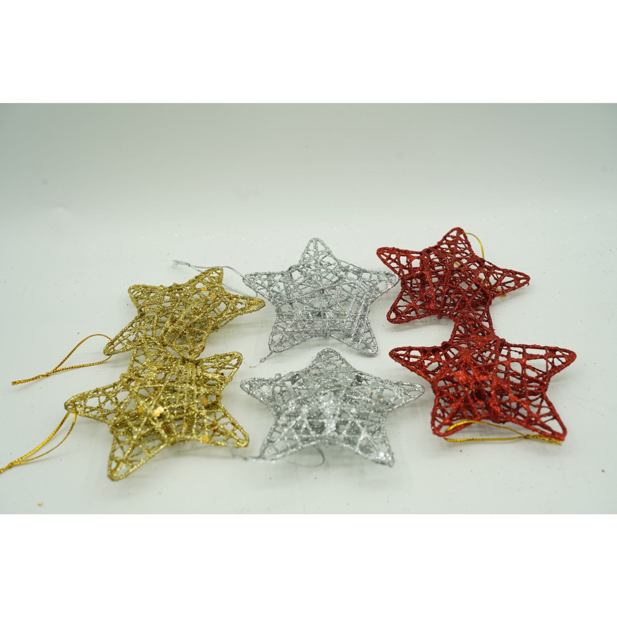 Set de 6 ornamente de brad, de tip Stea, Multicolor, din metal, cu finisaj sclipitor , cutie 3 cm adancime x 27 cm lungime x 8 cm inaltime