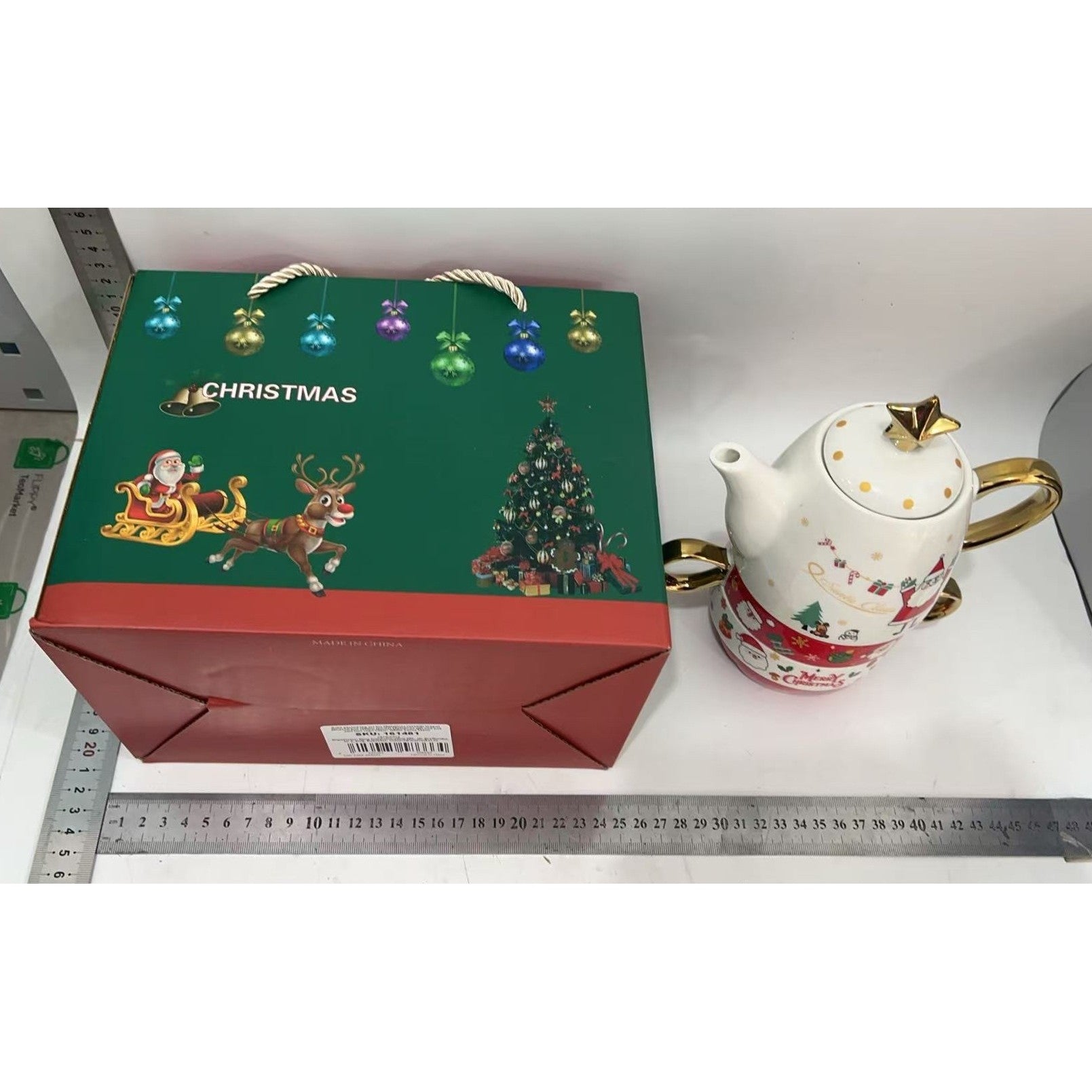 Set de Ceai, Tema Craciun, Ceainic 450 ml, 2 x Cani 250 ml, din Ceramica, Model Mos Craciun/Santa Claus, Alb/Rosu