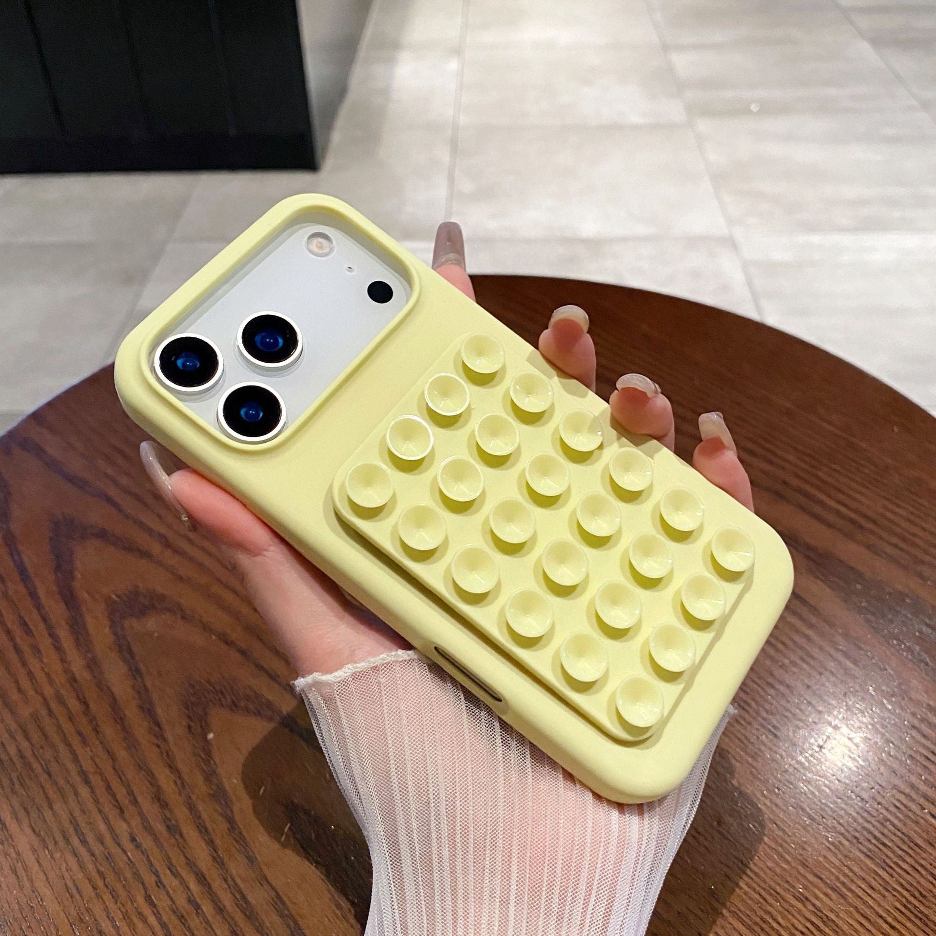 Husa din Silicon pentru iPhone 17, Carcasa de Protectie cu Ventuze, din Cauciuc Moale Rezistenta la Socuri, Galben