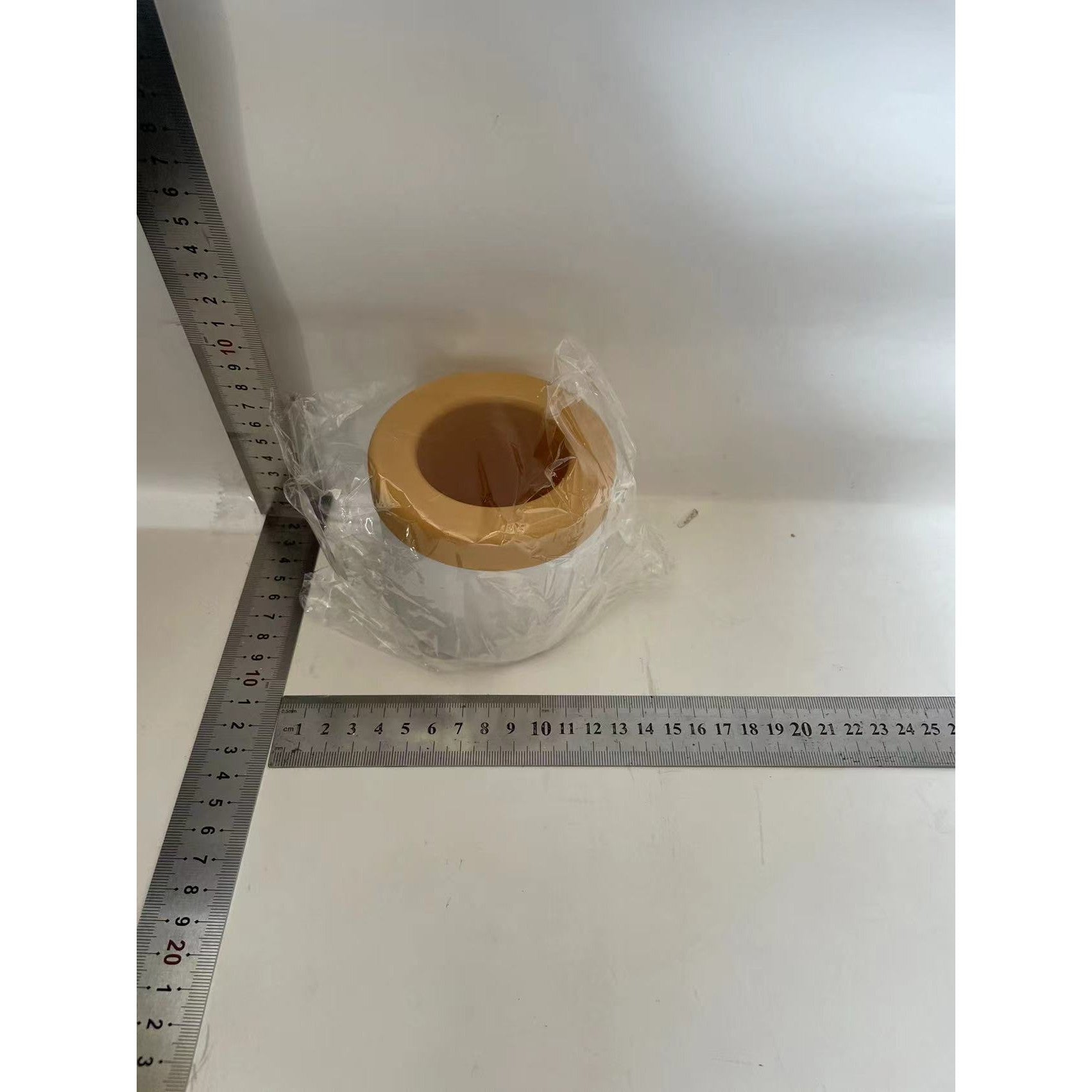 Tava de Gheata din Silicon cu Capac, Forma de Gheata pentru Racirea Bauturilor, in Forma de Pahar, Silicon fara BPA, Cuburi de Gheata, 9x8.5x8 cm, Galben