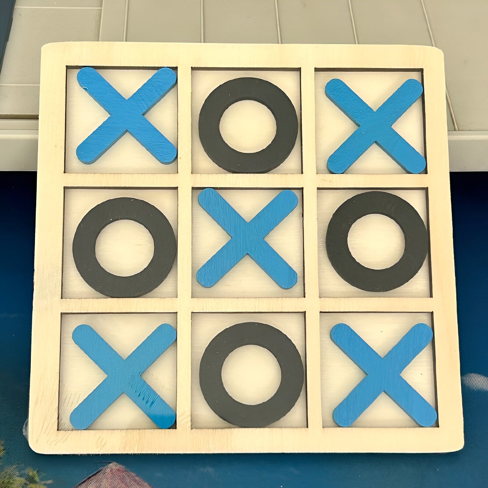 Jucarie Montessori Tic Tac Toe, Educativa, Interactiva, din lemn, X si O, 9 Piese, 14.3x14.3 cm, Albastru Negru