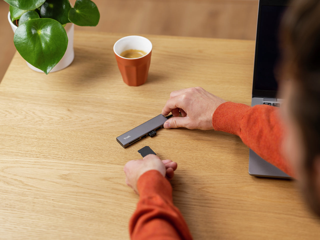 Halyx Fast USB-C & Card Reader, 3-port Hub "TR-24191"