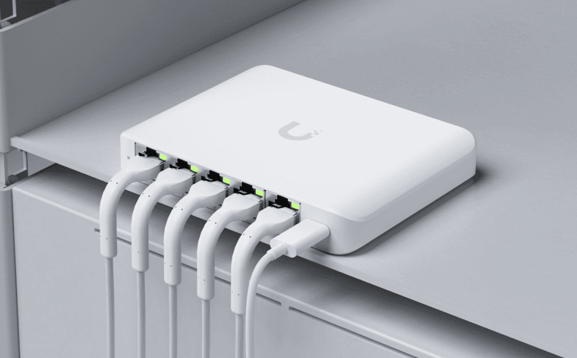 Ubiquiti 5-port 2.5G switch that can be powered with PoE or a USB-C adapter; 4x 2.5 GbE ports, 2.5 GbE PoE input port for power "USW-FLEX-2.5G-5-EU"