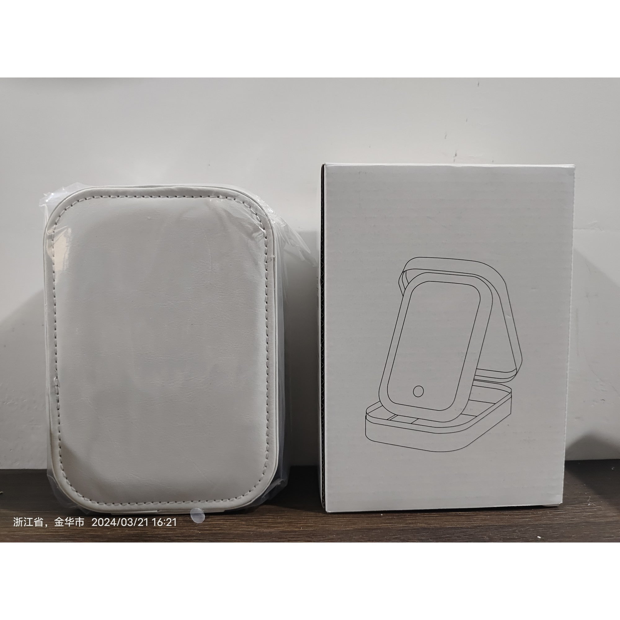 Portfard, Geanta Cosmetice, cu Oglinda LED, 3 Moduri de Lumina, Incarcare USB, Baterie 1200 mAh, pentru Organizarea Cosmeticelor, 4 Compartimente, Imitatie Piele, Alb, 16.5x11.5x6 cm